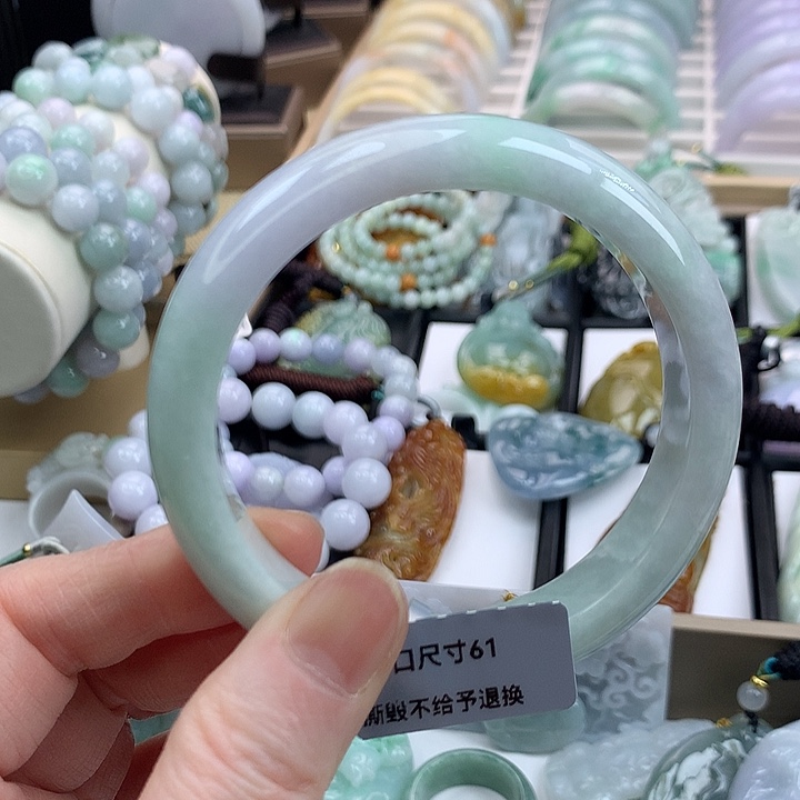 翡翠手镯未镶嵌吊坠