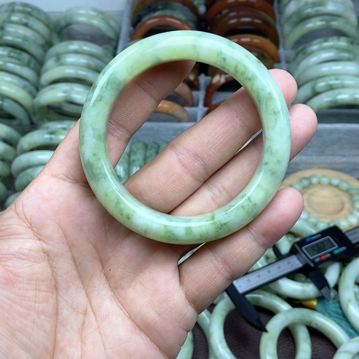 蛇纹石玉手镯未镶嵌酱**菜