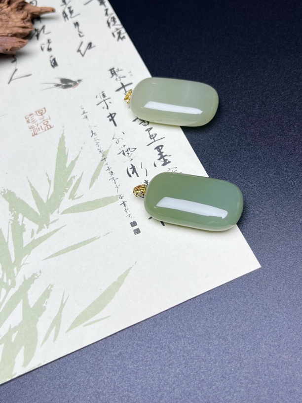 西亚珠宝BY106-18k金镶和田玉晴水无事牌35*19*11多样性发其一