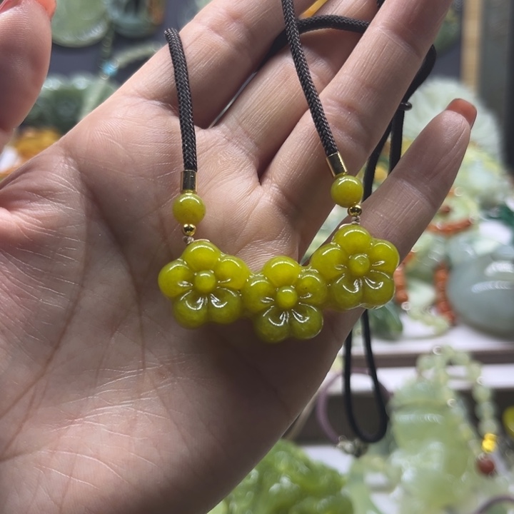 蛇纹石玉未镶嵌颈饰