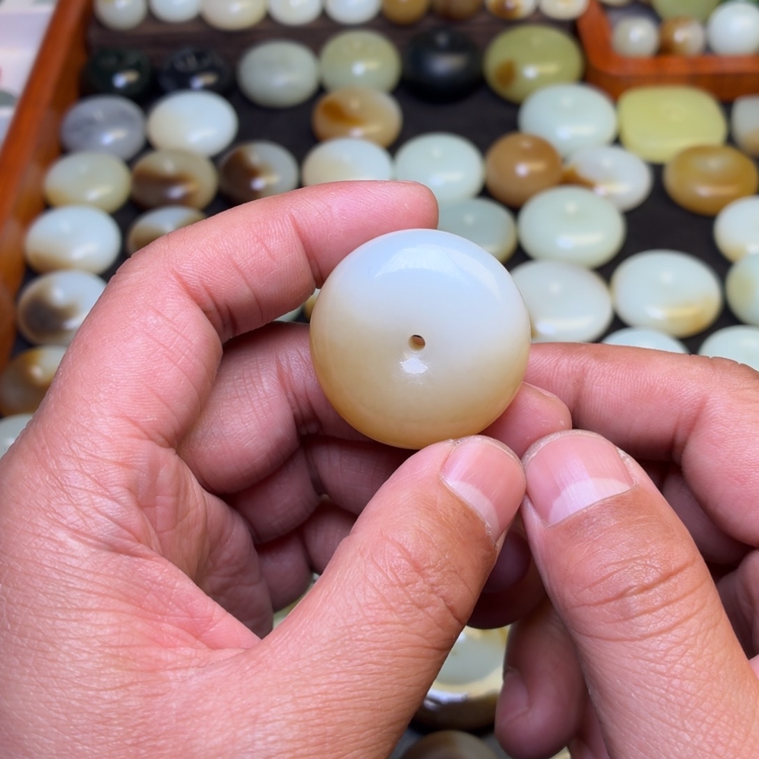 蔷***薇和田玉未镶嵌颈饰