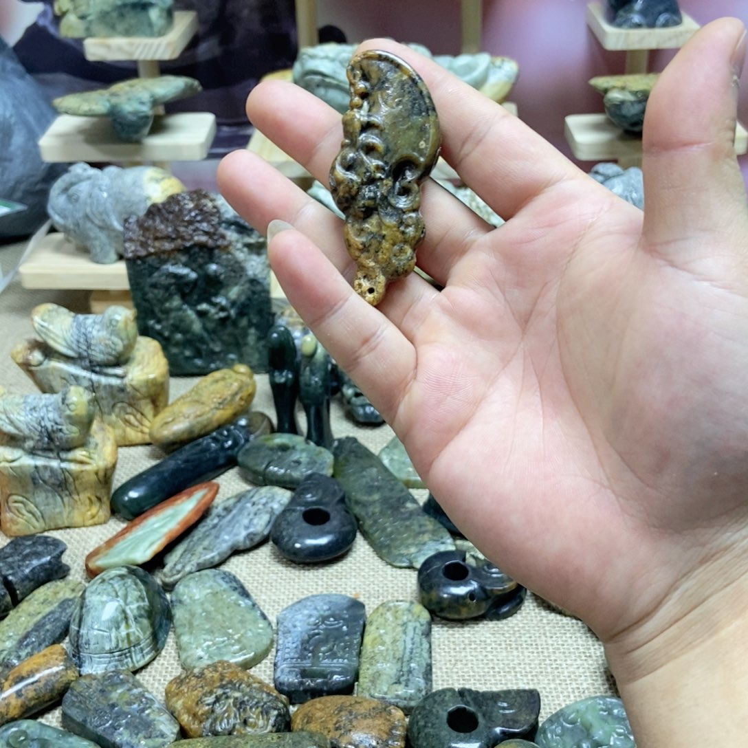 岫岩河磨玉（透闪石质玉）手把未镶嵌青**水