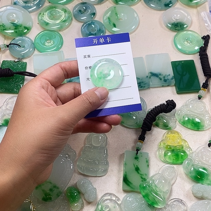 翡翠未镶嵌颈饰平安扣