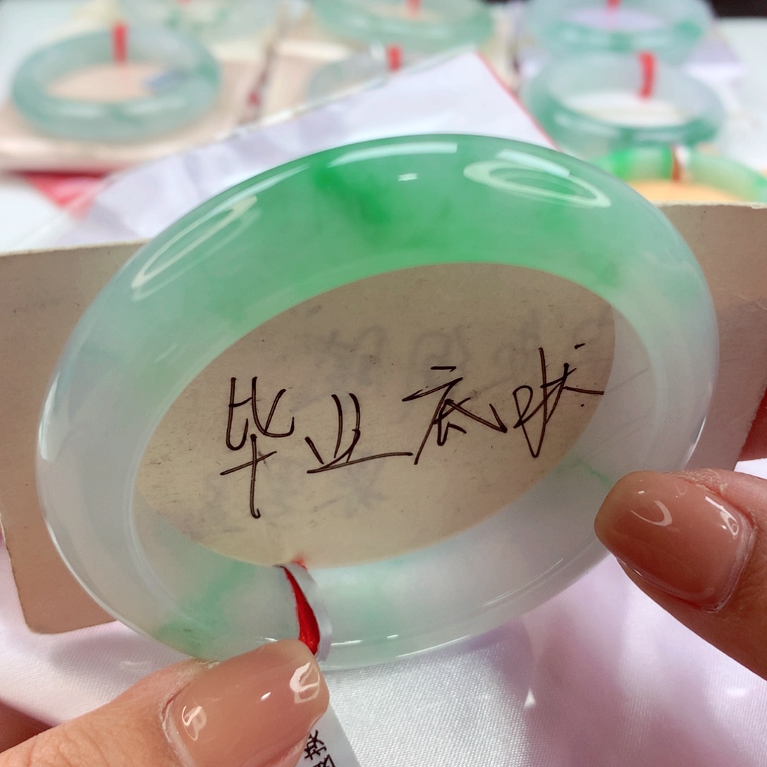 翡翠手镯未镶嵌师妹