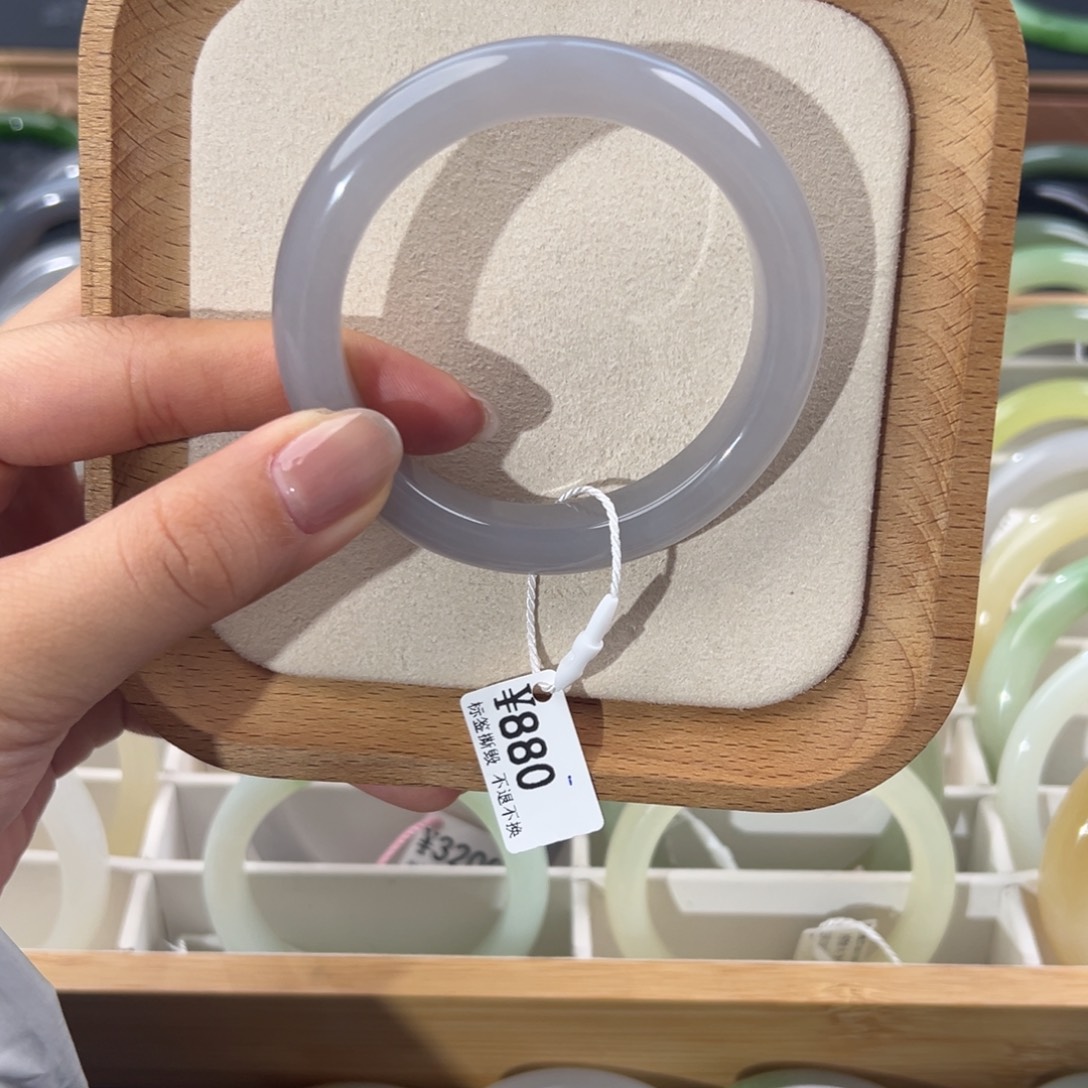 和田玉未镶嵌手镯有微瑕