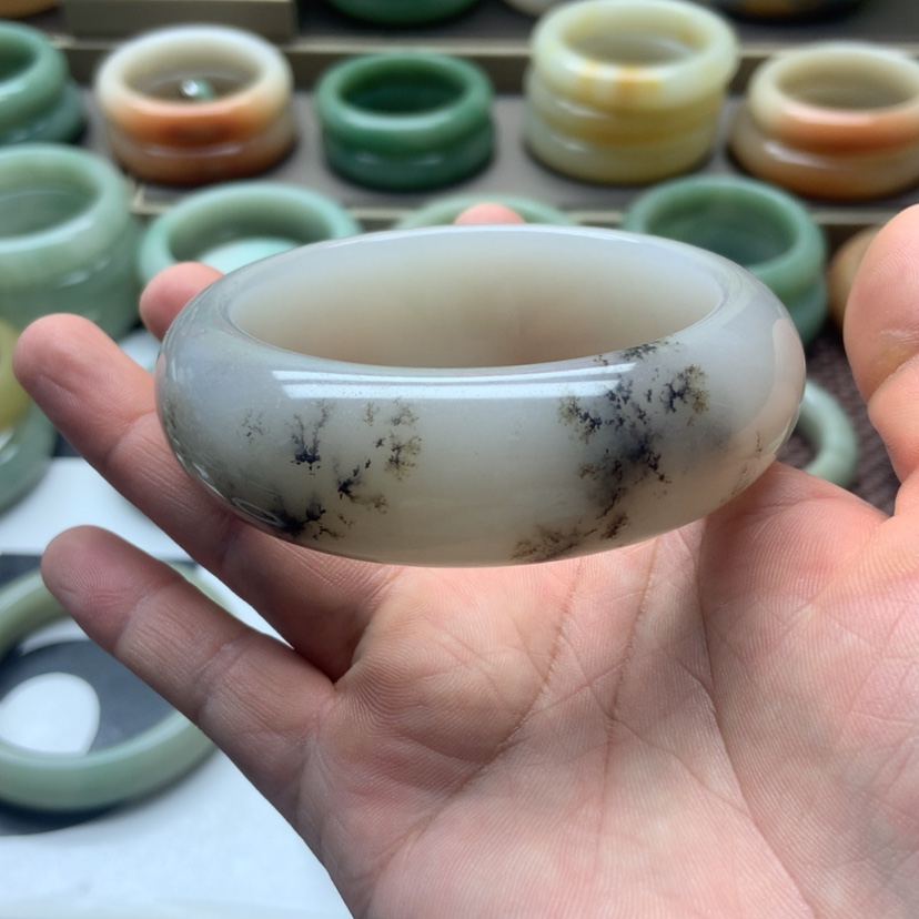 【闪购商品】石英质玉手镯未镶嵌l****z