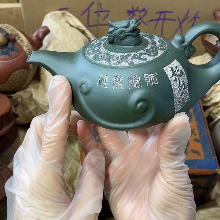 紫砂茶壶原矿泥料手工制作的一把紫砂壶。