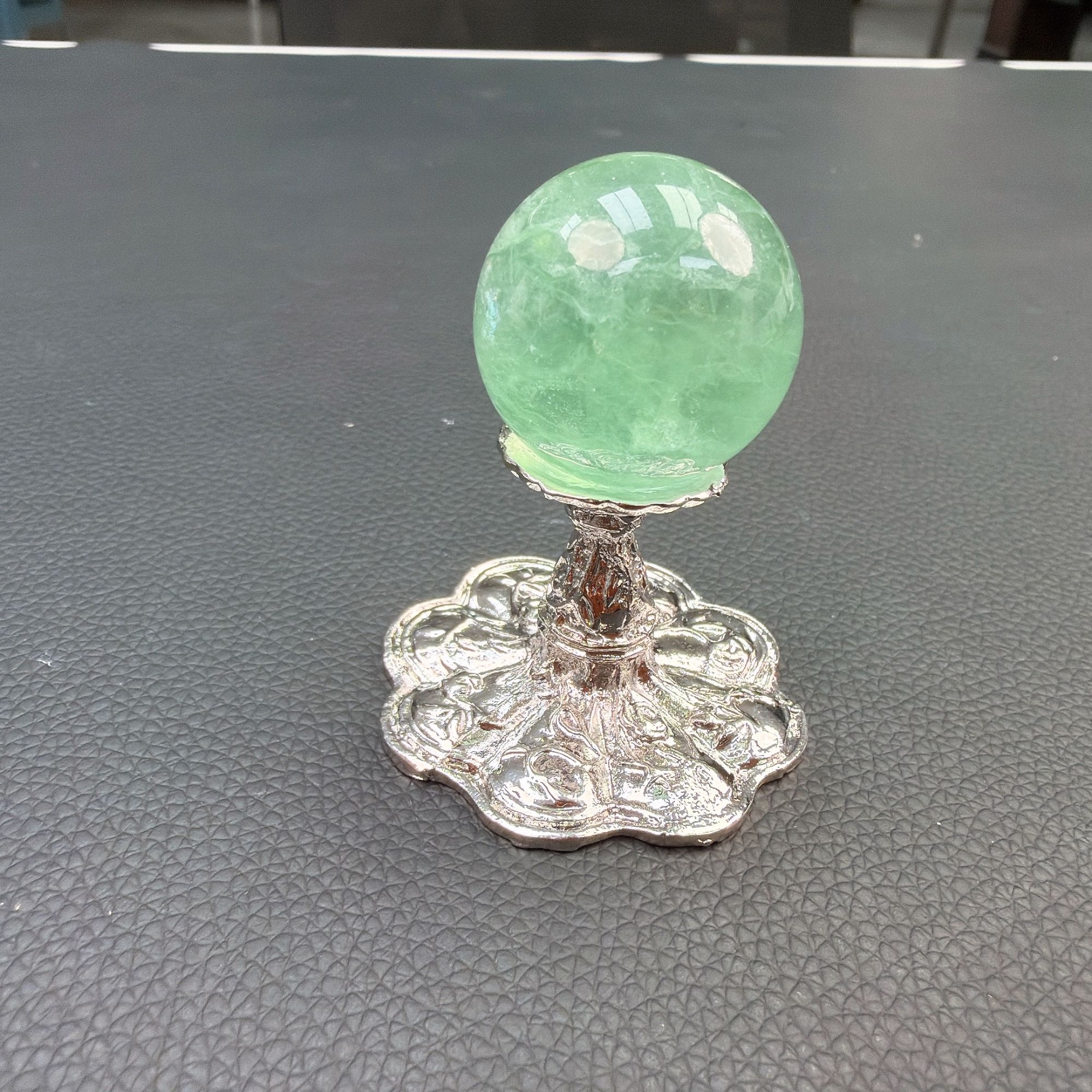 一个精美彩萤石球直径29毫米