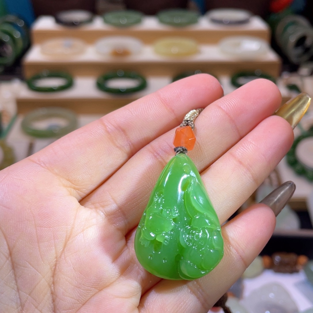 和田玉高品果绿吊坠未镶嵌
