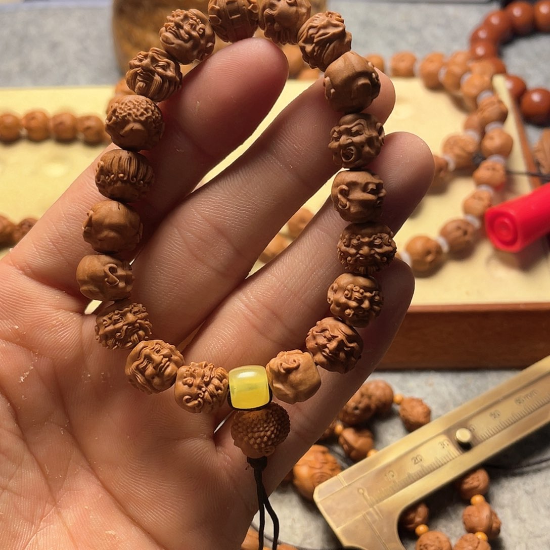 龙纹桃核雕刻新虚派罗汉