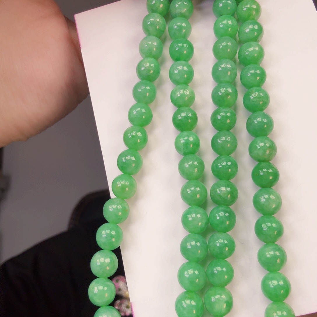 翡翠未镶嵌颈饰一件