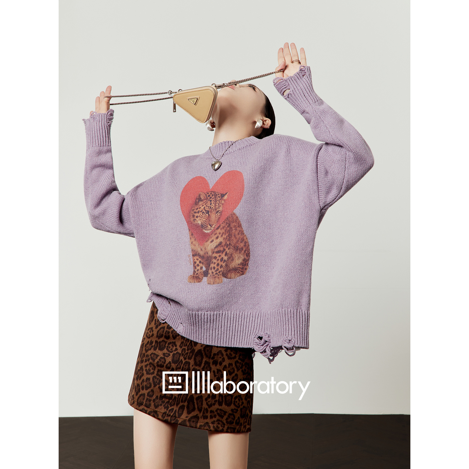 出品「爱心卡纸」蓝色毛衣女2025冬季新款破洞复古通勤上衣