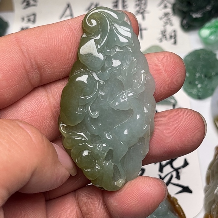 翡翠未镶嵌颈饰鹿