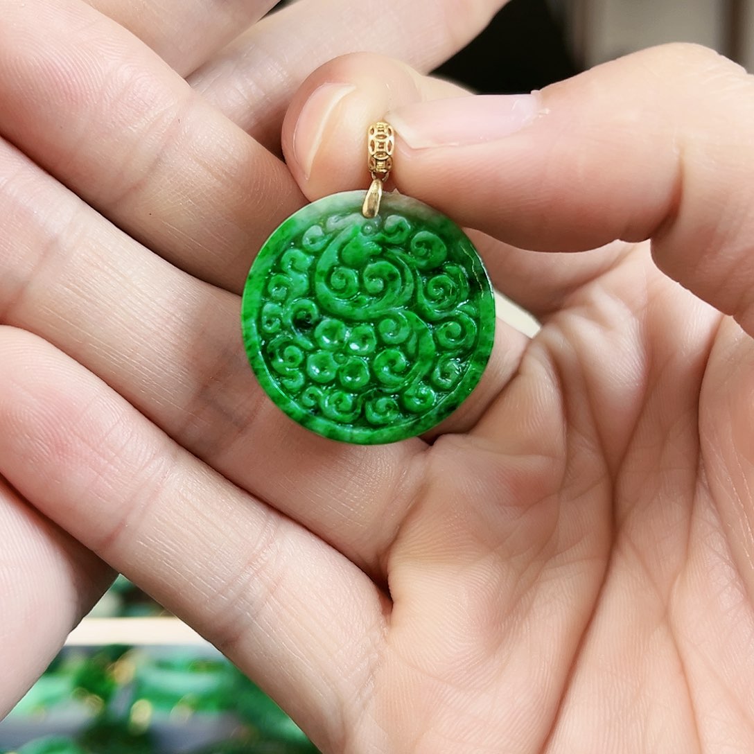 翡翠颈饰18K金镶嵌吊坠多样性