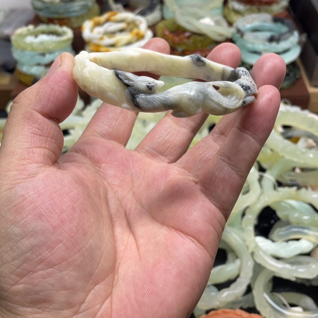 蛇纹石玉未镶嵌手镯