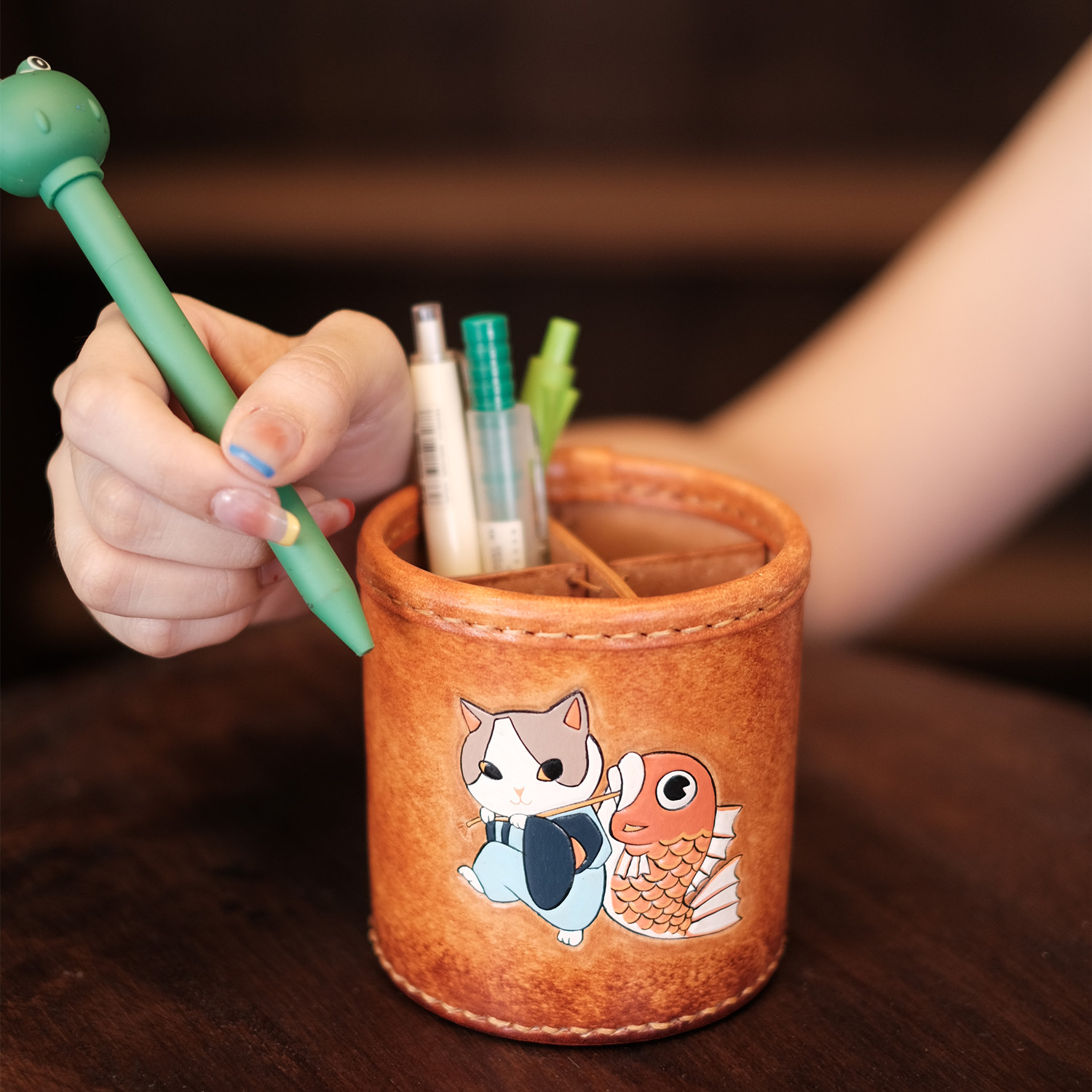 皮雕猫猫笔筒 可集邮 手工制作
