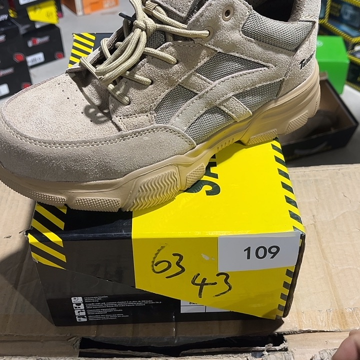 43尺码编号109防砸防刺劳保鞋