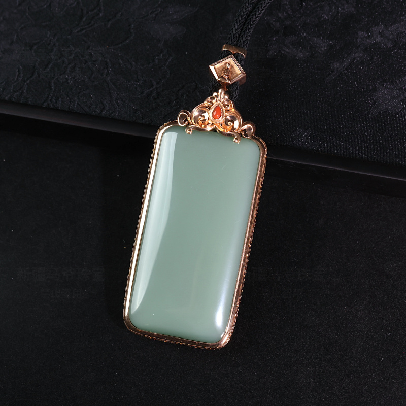 【新疆马爷珠宝】粉绿碧玉镶金无事牌吊坠