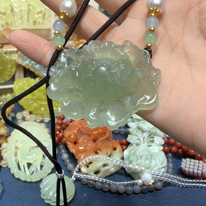 未镶嵌蛇纹石玉吊坠