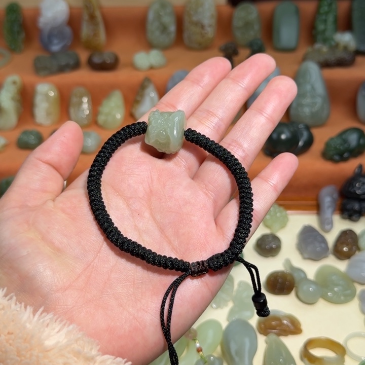 在***里和田玉未镶嵌颈饰