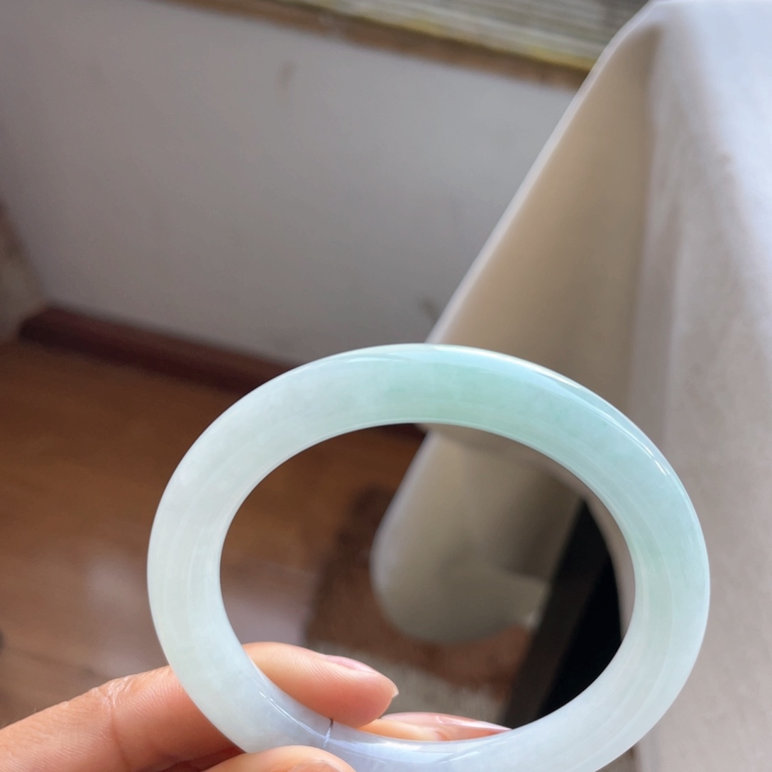 翡翠手镯未镶嵌浅绿圆条