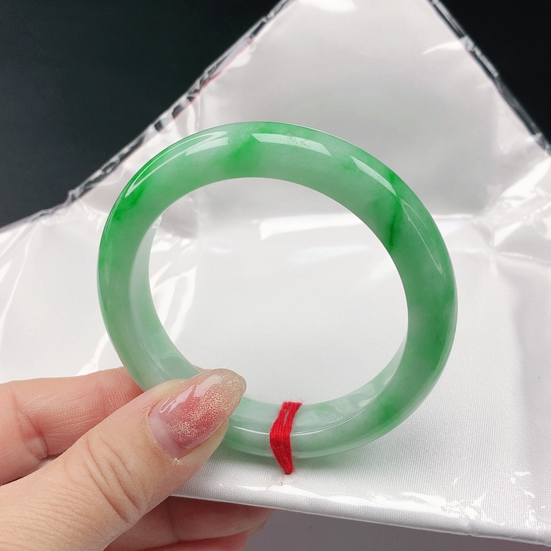 翡翠手镯未镶嵌翡翠095