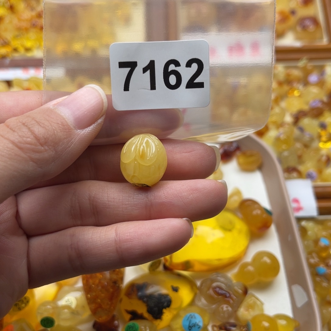 琥珀珠宝奇石未镶嵌