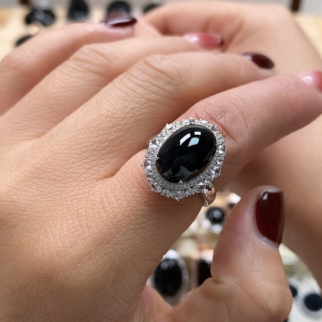 翡翠戒指18K金镶嵌墨翠