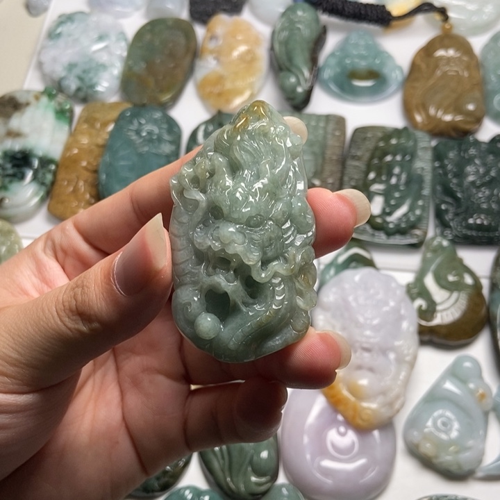 稳***，翡翠未镶嵌颈饰龙牌