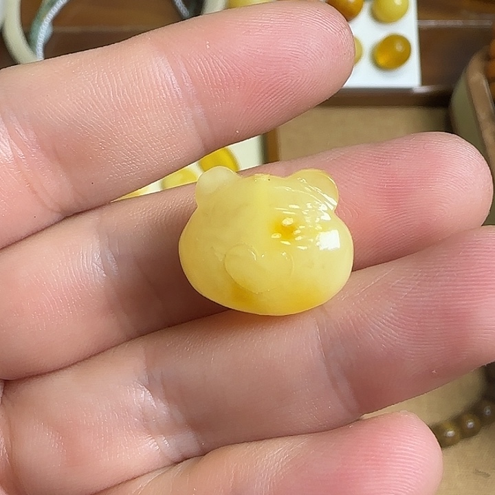 琥珀未镶嵌颈饰蜜蜡熊头