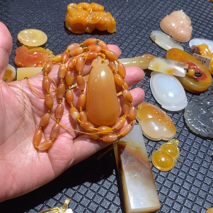 石英质玉（黄龙玉）未镶嵌颈饰