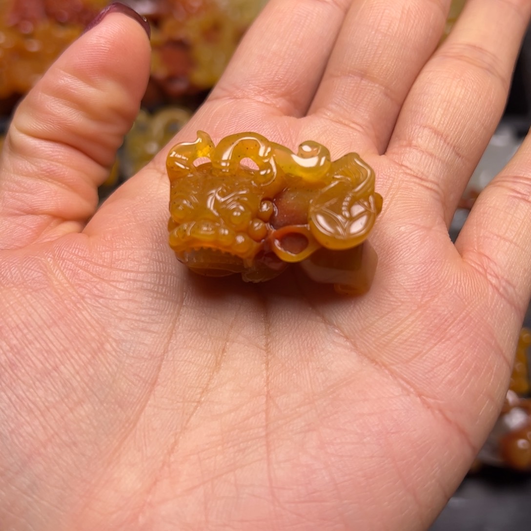 石英质玉（黄龙玉）颈饰未镶嵌