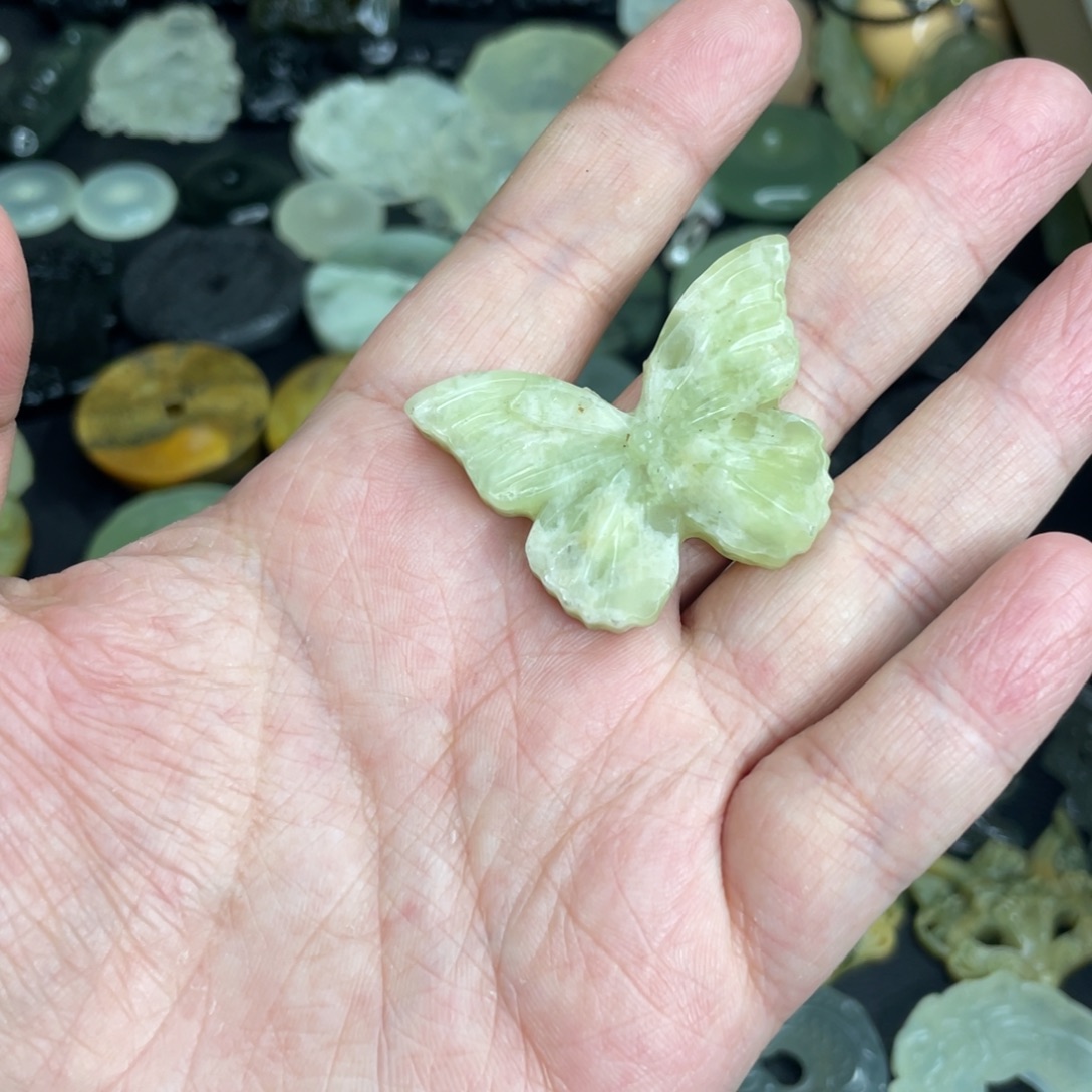 岫玉未镶嵌颈饰蝴蝶