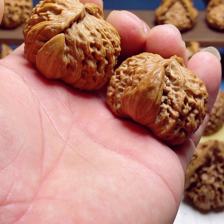 文玩核桃把件白狮子犀牛角