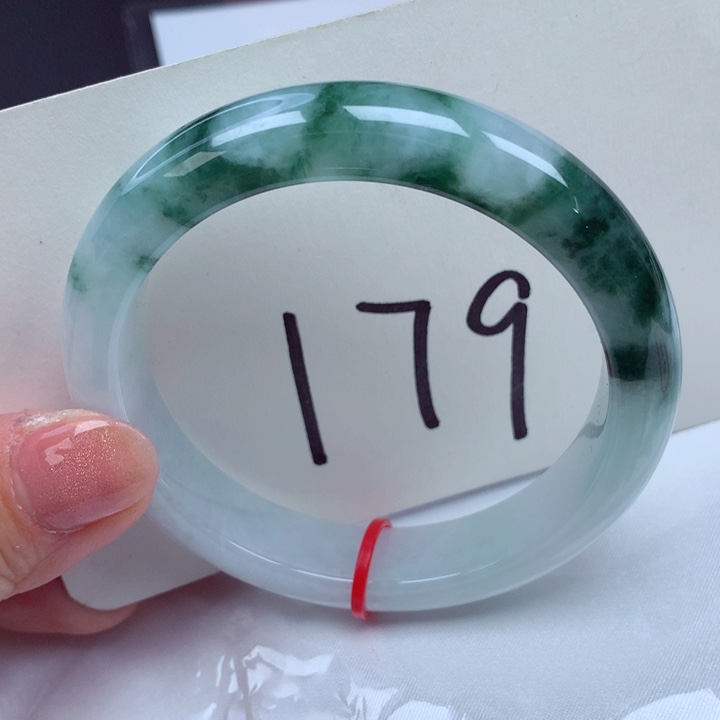 翡翠手镯未镶嵌翡翠