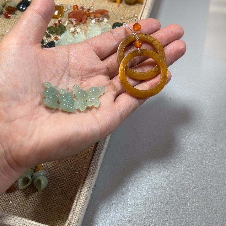 蛇纹石玉耳饰未镶嵌大**艾