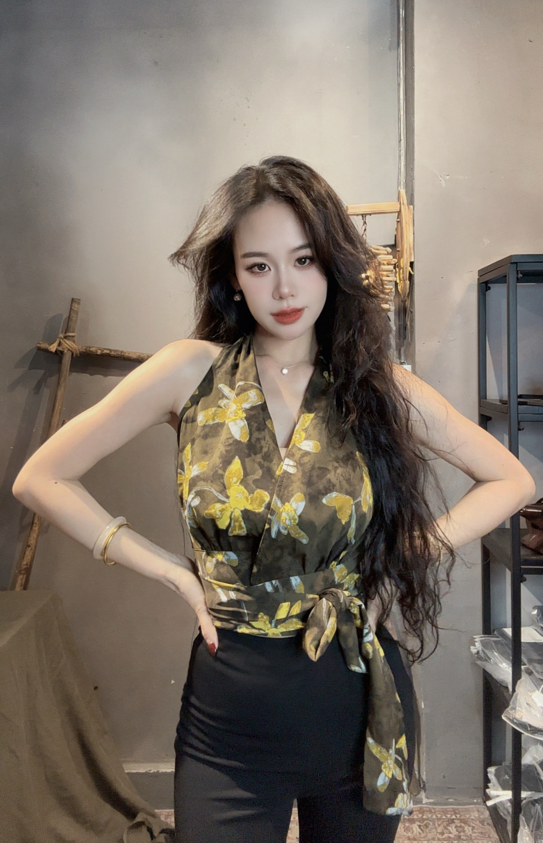 （福利品不退不换）妍妍家法式碎花挂脖V领绑带上衣