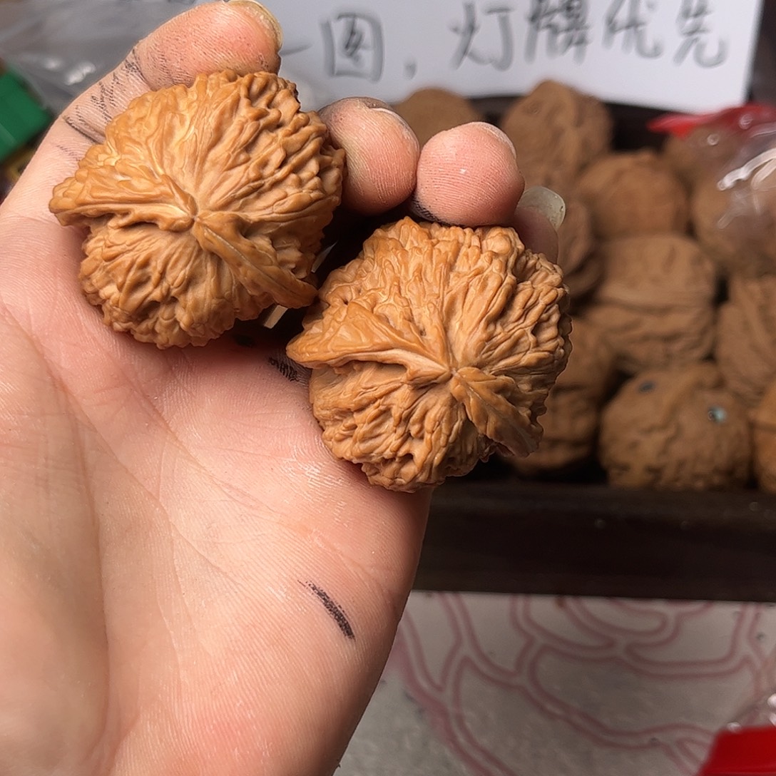 Y***。吊坠文玩核桃异形