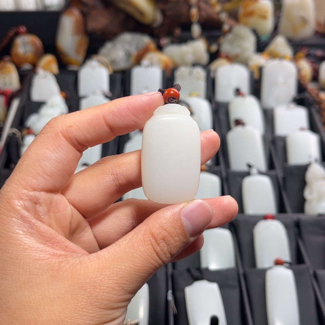 请***）和田玉未镶嵌颈饰无事牌