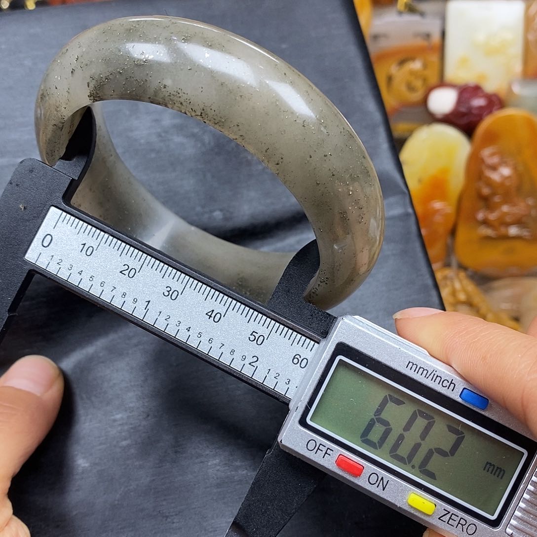 石英质玉（黄龙玉）颈饰未镶嵌