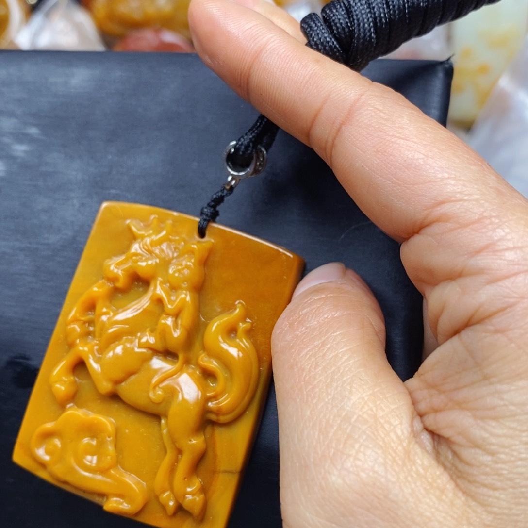 石英质玉（黄龙玉）颈饰未镶嵌