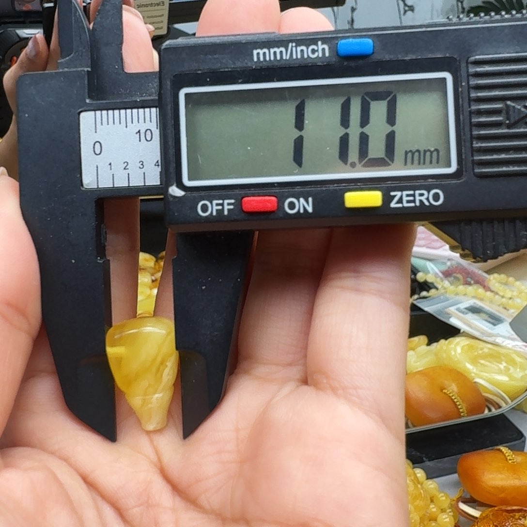 琥珀裸石未镶嵌……