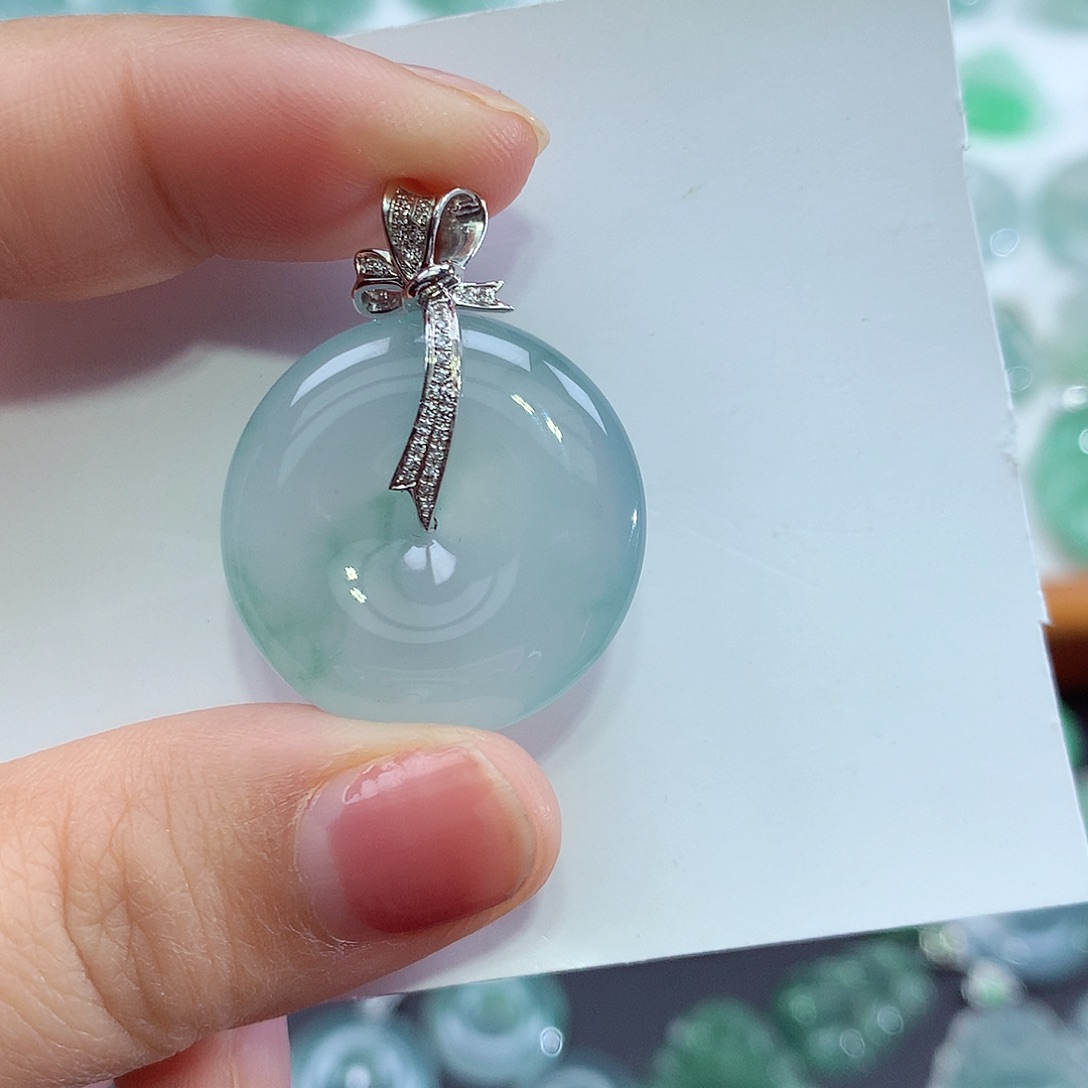 翡翠18K金镶嵌颈饰平安扣