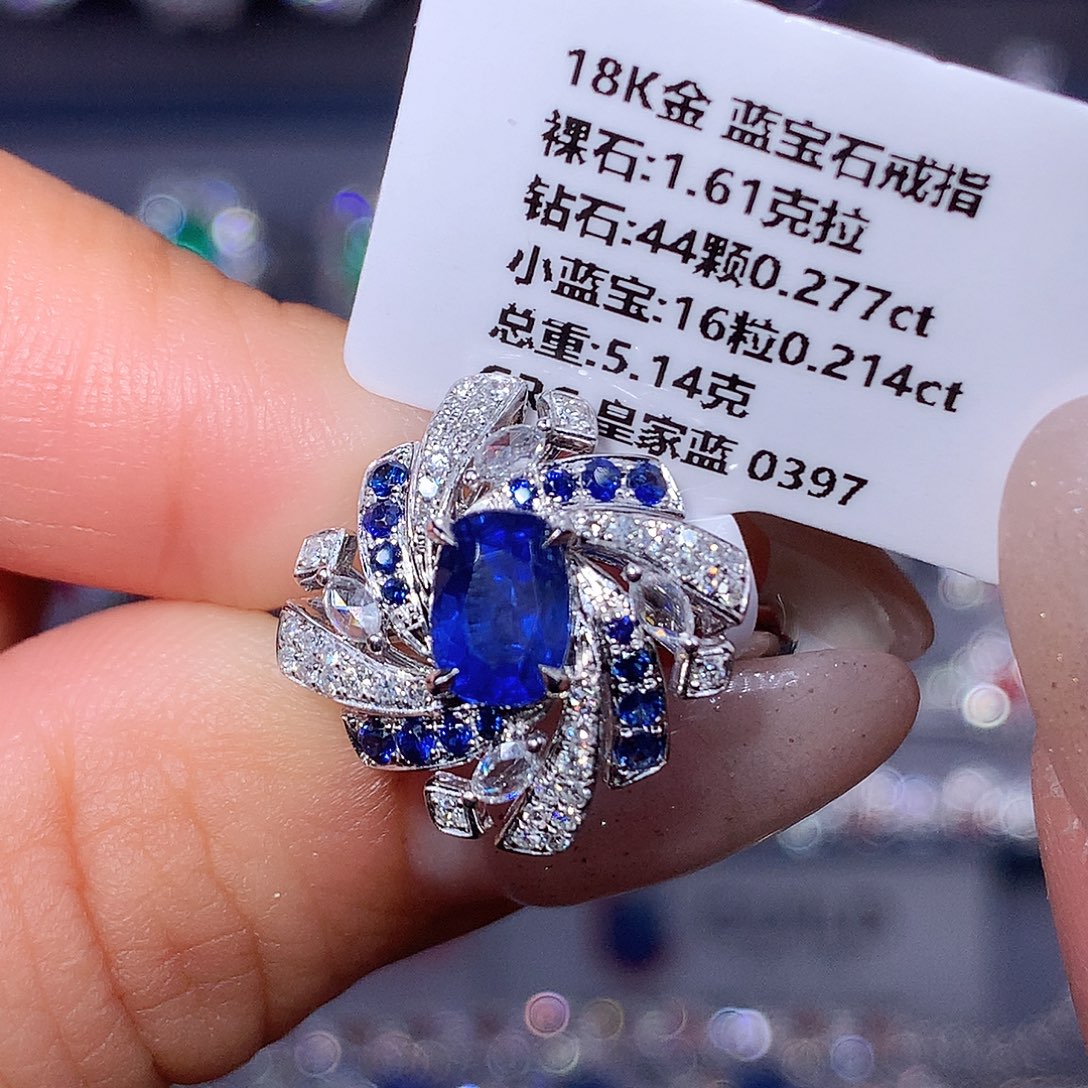 18K金镶嵌蓝宝石戒指