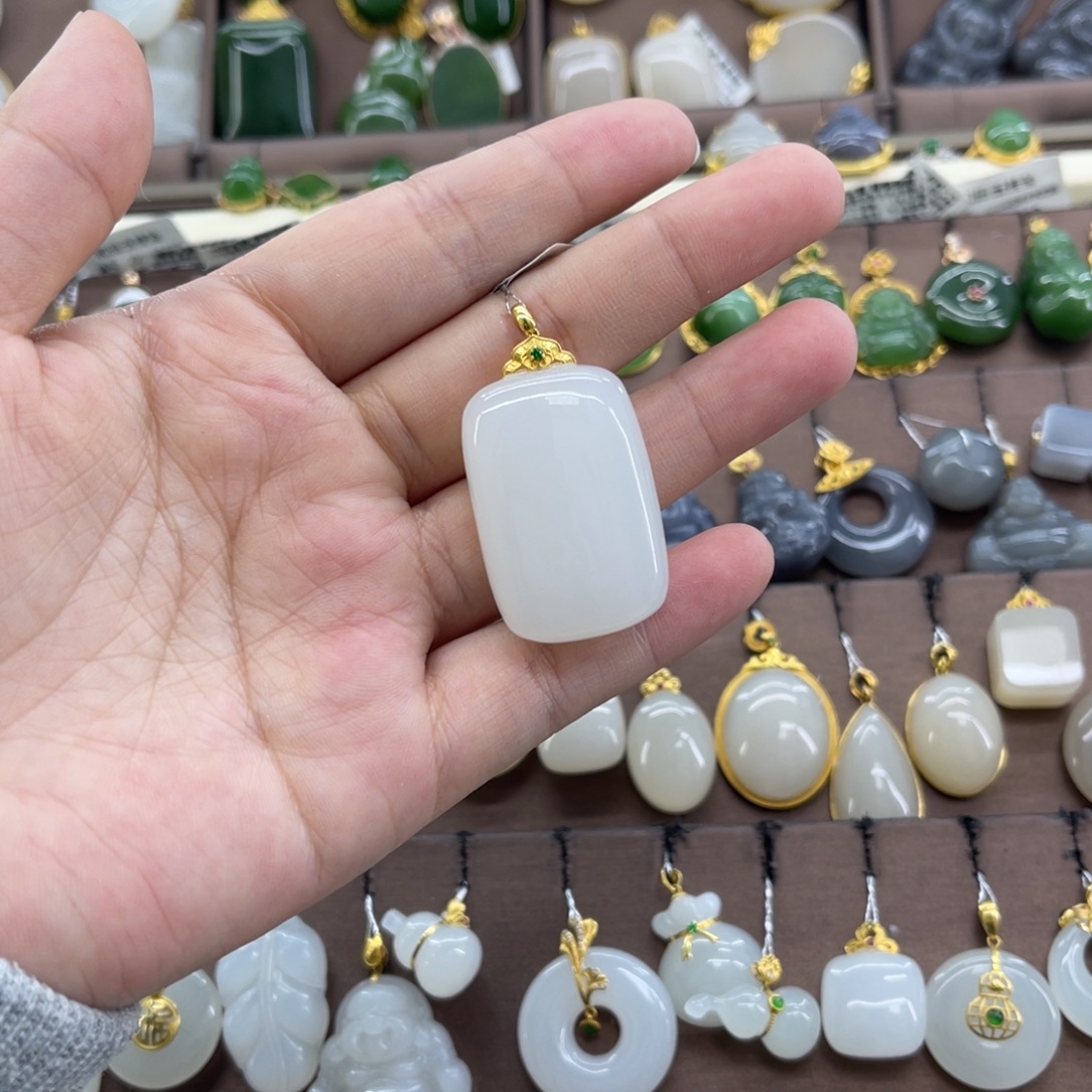 和田玉18K金镶嵌吊坠(赠链)