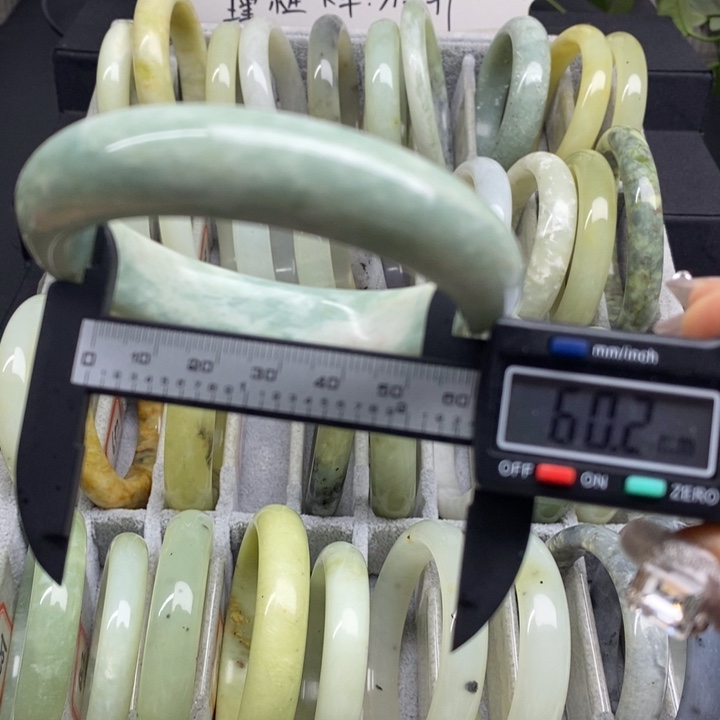 蛇纹石玉手镯694未镶嵌