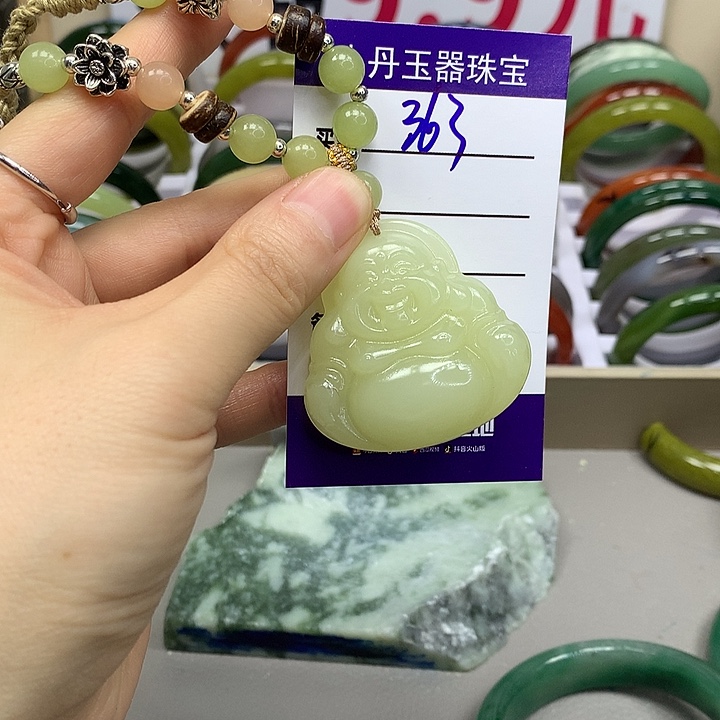 蛇纹石玉未镶嵌手镯多样性随机发其中之一