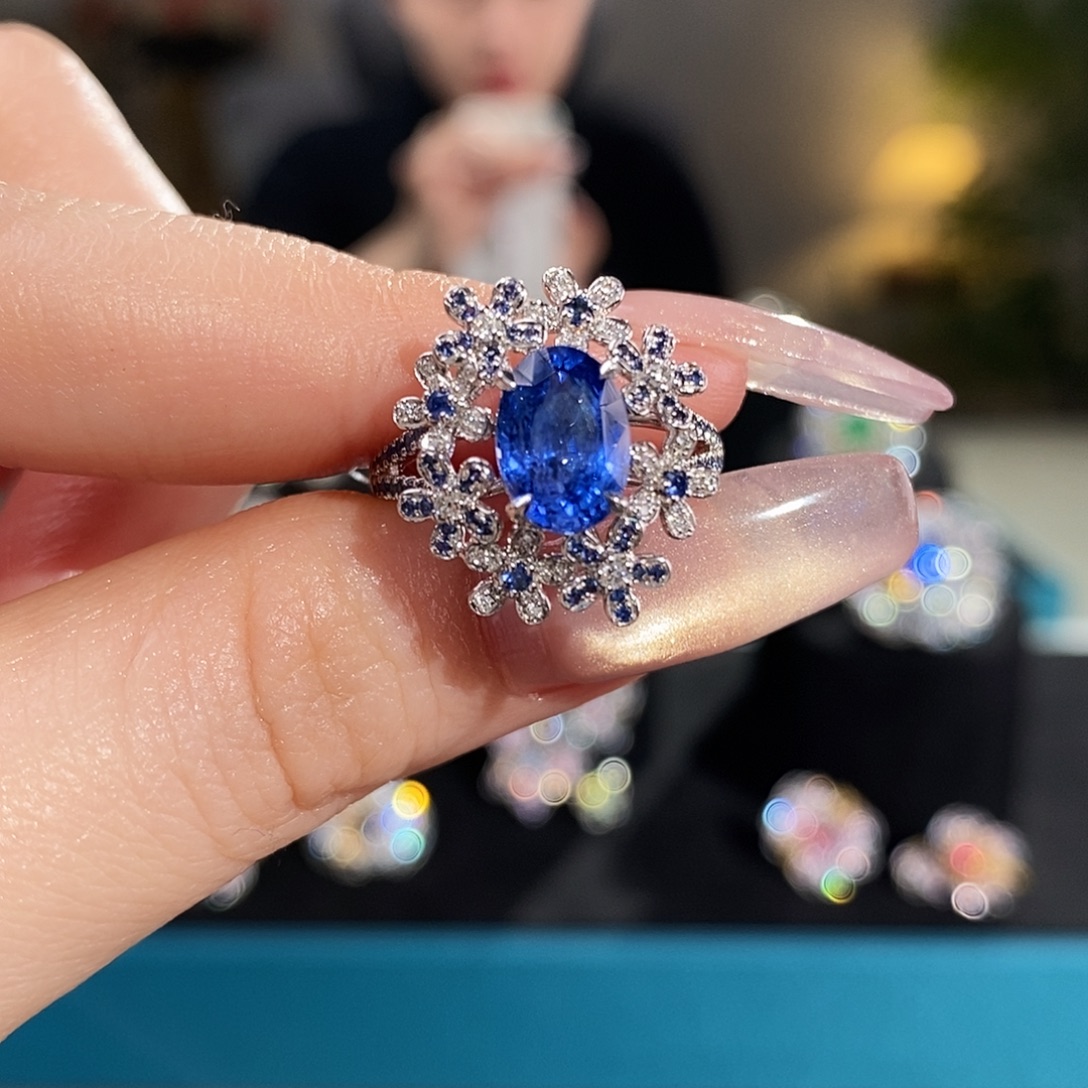 蓝宝石戒指18K金镶嵌2.24ct无烧矢车菊aigs