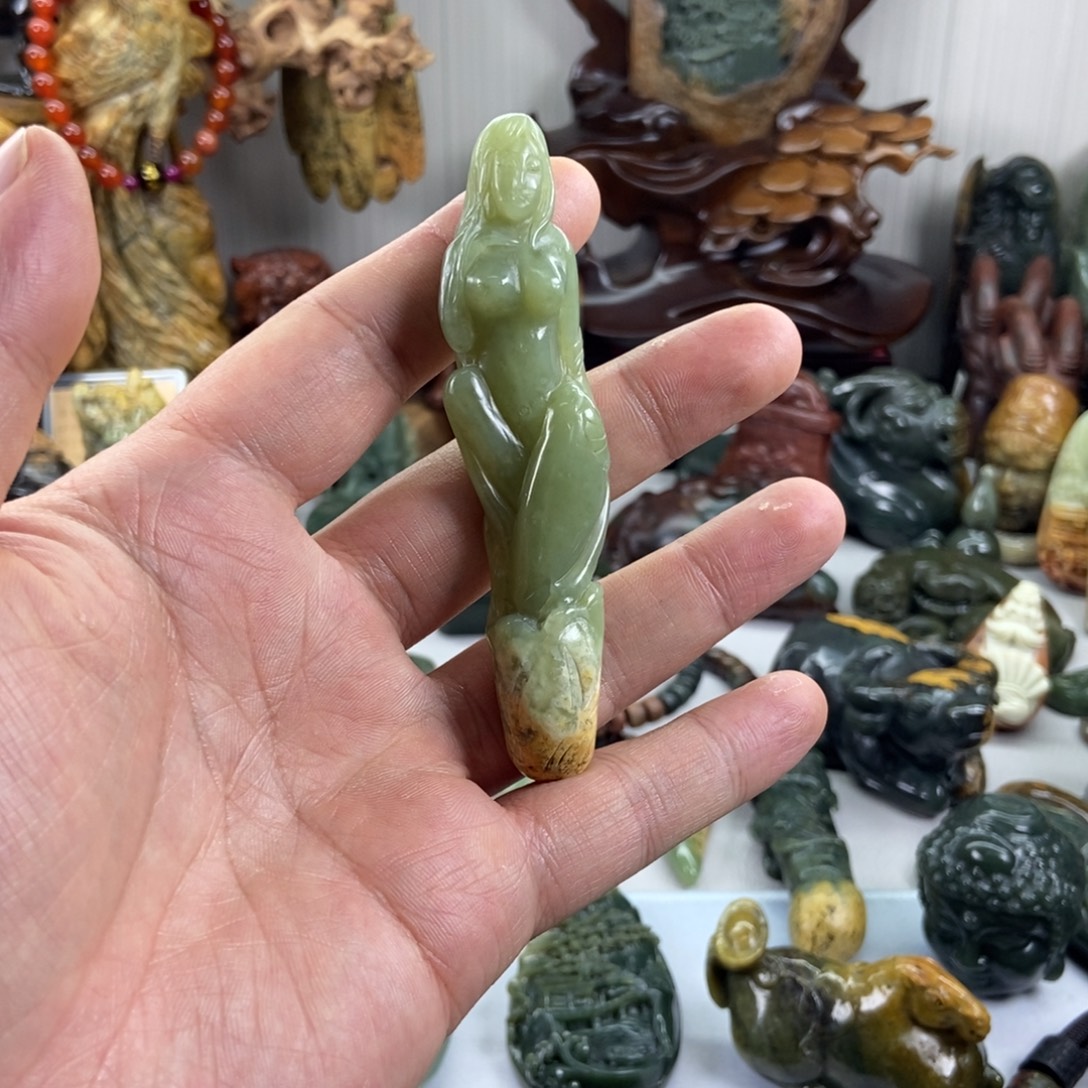 自***王岫岩河磨玉（透闪石质玉）未镶嵌挂件