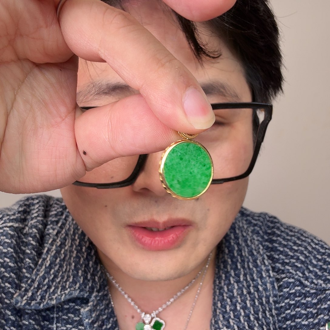 翡翠未镶嵌颈饰一件
